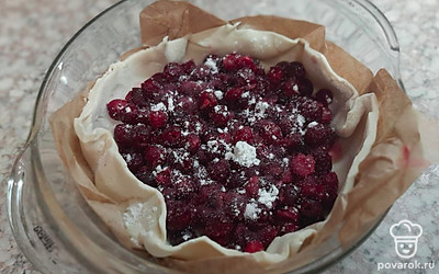 В вишню добавьте немного крахмала, чтобы начинка не вытекла во время готовки. Вишню посыпьте ванильным сахаром.