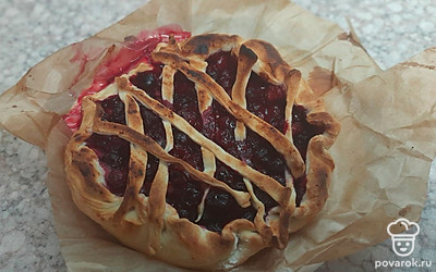 Разогрейте духовой шкаф до 200 градусов. Выпекайте пирог 20-25 минут.