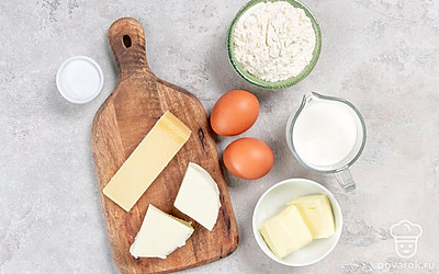 Достаньте все продукты из холодильника заранее, чтобы они согрелись. Вымойте яйца. Просейте муку. Подготовьте форму для выпекания и блендер.