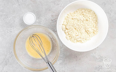 Перетрите муку с маслом до крошки. Яйцо взбейте с солью. Соедините смеси и замесите тесто. Оставьте под пленкой в холодильнике на 20 минут.