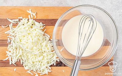 Пока выпекается основа, сделайте начинку. Натрите весь сыр, яйцо взбейте со сливками и добавьте к сыру. Перемешайте. Влейте начинку в подсушенное тесто. Поставьте в духовку еще на 25 минут. 