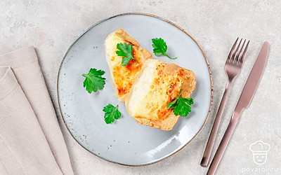 Киш можно подать со свежей зеленью. Она не только украсит пирог, но и добавит ему новые вкусовые грани.