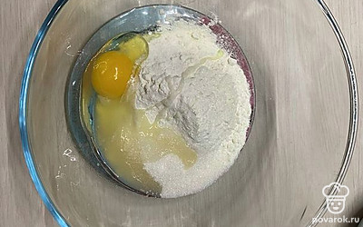 Муку 200 грамм, сахар 2 столовые ложки, яйцо 1 штуку, разрыхлитель и сливочное масло смешиваем руками в очень плотное тесто.