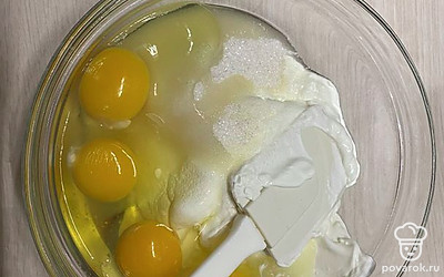 Для начинки 600 грамм сметаны, 90 грамм сахара и 4 яйца смешиваем блендером.