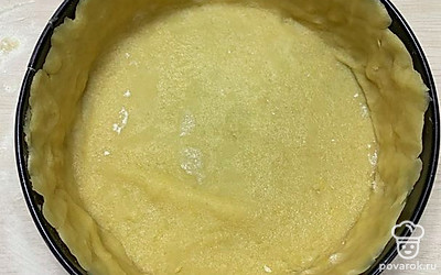 Раскатываем тонко тесто, выкладываем в форму.