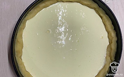 Выливаем начинку.