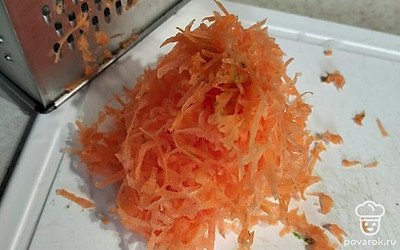 Морковь натираем на мелкой терке.