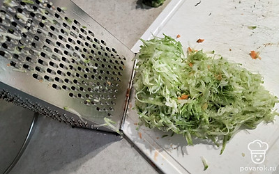 Кабачок натираем на мелкой терке.