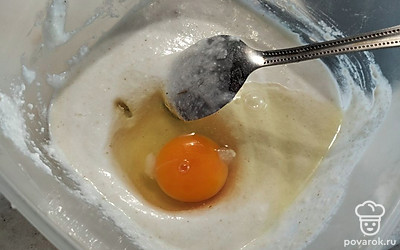 Кефир, яйцо, масло и манку перемешиваем и оставляем на 5 минут.