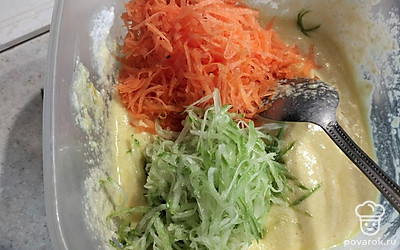 Добавляем в тесто морковь, кабачок и перемешиваем.