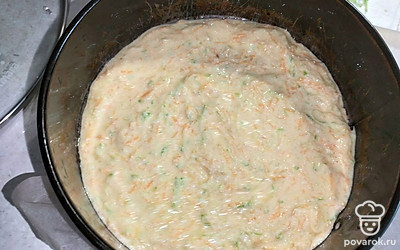 В форму для запекания выкладываем тесто и ставим в духовку на 35 минут при 180 градусах.