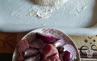Замесить тесто из кипяченой воды, муки, яйца и соли. Мясо промыть, просушить, прокрутить на мясорубке с луком. Фарш посолить, поперчить. 