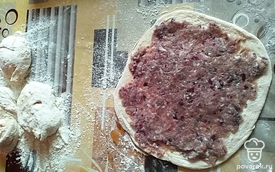 Тесту дать отдохнуть, затем раскатать в тонкий блин и размазать по нему фарш. Скатать блин в рулет, порезать порционно. 
