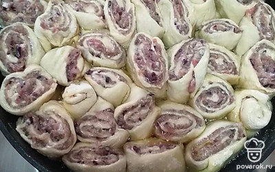 Сложить кусочки плотно в сковороду и обжарить с двух сторон. Тушить под крышкой до готовности с небольшим количеством воды или бульона. 