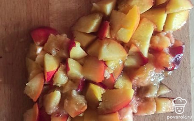 Нарезать персики.