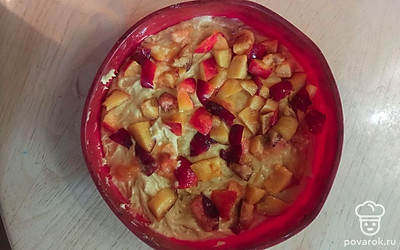 Вылить тесто в форму, сверху выложить персики.