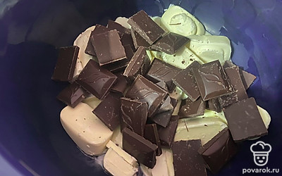 Растопите на водяной бане темный шоколад и 180 г сливочного масла.