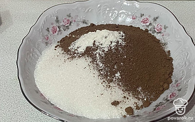 В глубокой чаше перемешайте какао, сахар, муку и разрыхлитель. 