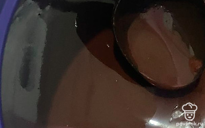 Растопленный шоколад снимите с огня. 