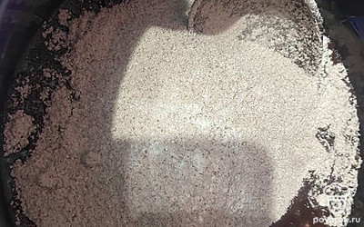 Соедините растопленный шоколад с мукой, сахаром, разрыхлителем и какао.