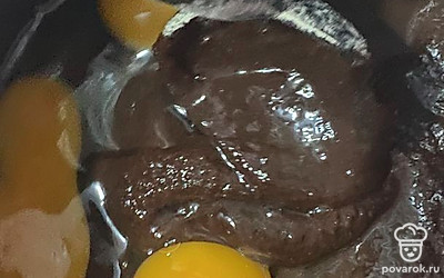 Постепенно добавьте яйца.