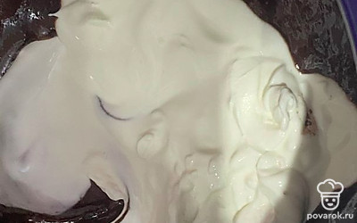 Добавьте сметану, хорошо перемешивая с тестом.