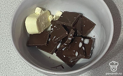 Для приготовления глазури необходимо смешать 20 г сливочного масла, молочный шоколад и молоко. Поставьте на медленный огонь на водяную баню на 5 минут. 