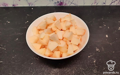 Почистите яблоки и нарежьте их.