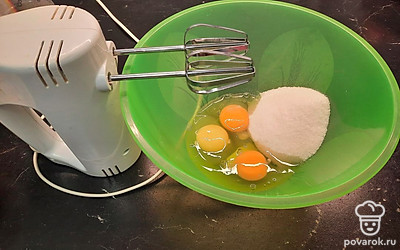 В миску к яйцам добавьте сахар и хорошо взбейте миксером.