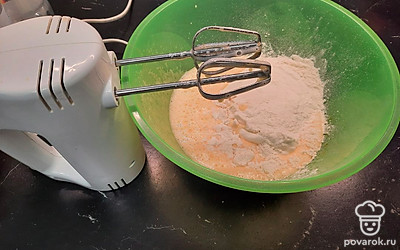 Добавьте соль, муку, гашеную уксусом соду и все хорошо перемешайте.