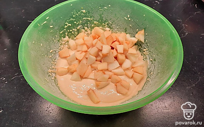 В получившееся тесто добавьте нарезанные яблоки.