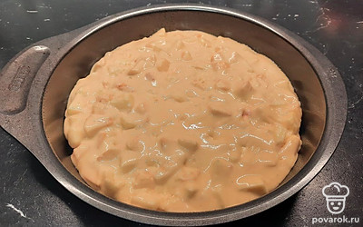 Все хорошо перемешайте и переложите в форму для запекания, предварительно смазанную сливочным маслом.