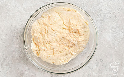 Приготовьте тесто. В миске взбейте 2 яйца и щепотку соли. Влейте молоко, перемешайте. Добавьте в смесь муку и соду. Еще раз хорошо перемешайте, чтобы получилось однородное тесто.