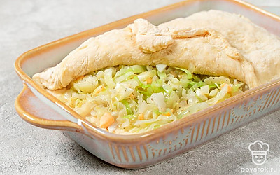 Разделите тесто на 2 части. Одну половину выложите в форму и распределите по всей поверхности. Овощи смешайте с вареными яйцами и выложите поверх теста. Сверху выложите вторую половину теста. Поставьте пирог в духовку на 30 минут.
