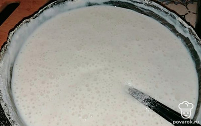 Подготовить начинку, она может быть любой. У меня лук и яйцо. Смешать кефир с содой, дать немного постоять.