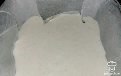 Далее добавить яйцо, разрыхлитель, муку и специи. Замешать тесто. Вылить в форму, одну часть.