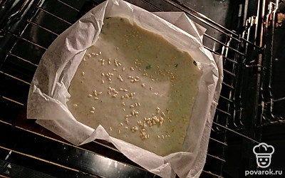 Добавить кунжут и отправить в духовку (у меня на 20 мин при 150 градусах).