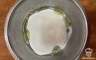 Перемешиваем яйца с сахаром.