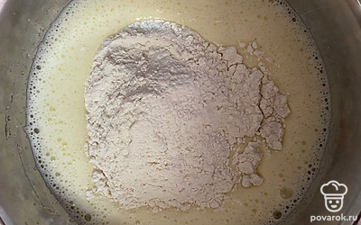 Добавляем муку, снова перемешиваем.