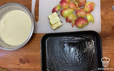 Смазываем противень маслом, режем яблоки на дольки.