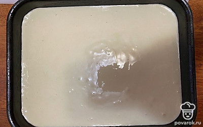 Выливаем тесто в противень, добавляем яблоки. Убираем в духовку на 35 минут.