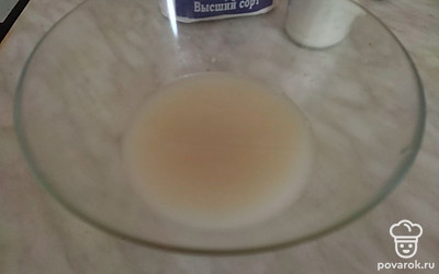 Сначала приготовим тесто. В стакане тёплой воды (40 градусов) смешиваем дрожжи и сахар, оставляем на 15 минут.