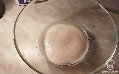 Когда на поверхности образуется вот такая пена, значит дрожжи готовы, добавляем соль и постепенно вмешиваем муку. В конце добавляем пару столовых ложек подсолнечного масла.