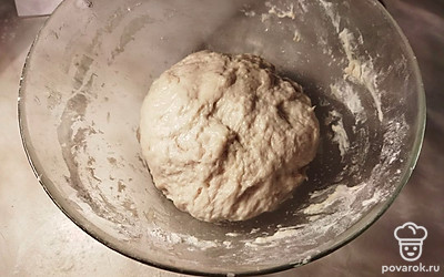 Оставляем тесто для подъема примерно на 30 минут, в это время подготовим начинку. Отвариваем рис, обжариваем лук, отделяем рыбу от костей. Всё перемешиваем и добавляем немного майонеза для сочности.