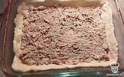 Большую часть раскатываем, выкладываем в форму для запекания, формируя бортики. Сверху выкладываем начинку.