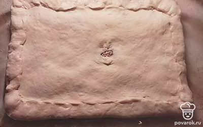 Теперь осталось накрыть второй половиной теста, защипнуть края и оставить для подъема на 15 минут. Посередине делаем небольшое отверстие для воздуха, чтобы пирог не вздулся.