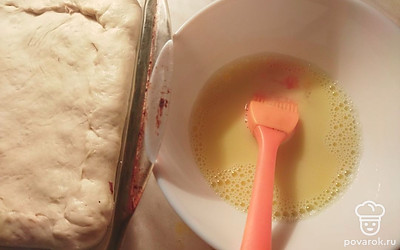 В миске смешиваем яйцо с водой, смазываем пирог этой смесью и ставим в духовку на 200 градусов, пока пирог не подрумянится.