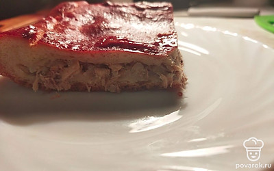 Пирог нарезать лучше, когда он чуть-чуть остынет. Подавать порционно.