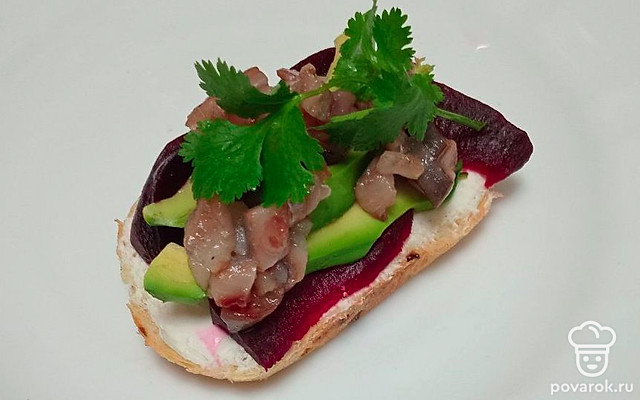 Бутерброд со свеклой, авокадо и сельдью — Рецепт с фото