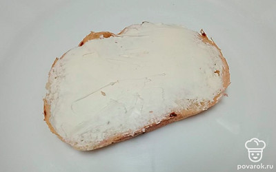 Ломтик хлеба намажьте творожным сыром.